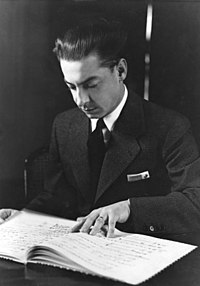 Herbert von Karajan (5 de abril de 1908 -16 de julio de 1989) fue uno de los más destacados directores de orquesta del periodo de la posguerra y, en general, del siglo XX. Dirigió la Orquesta Filarmónica de Berlín durante treinta y cinco años. Imagen: Herbert von Karajan en 1938. Herbert von Karajan (5 de abril de 1908 -16 de julio de 1989) fue uno de los más destacados directores de orquesta del periodo de la posguerra y, en general, del siglo XX. Dirigió la Orquesta Filarmónica de Berlín durante treinta y cinco años. Imagen: Herbert von Karajan en 1938.