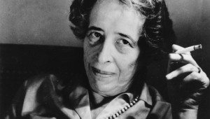 Hannah Arendt (14 de octubre de 1906 – 4 de diciembre de 1975) fue una filósofa y teórica política​ alemana, posteriormente nacionalizada estadounidense, de origen judío y una de las personalidades más influyentes del siglo XX. Fotografía de 1969 de la escritora Hannah Arendt. ASSOCIATED PRESS.