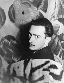 Salvador Dalí en 1939. Fotografía de Carl Van Vechten. Salvador Felipe Jacinto Dalí i Domènech  (Figueras, 11 de mayo de 1904 - ibídem, 23 de enero de 1989), fue un pintor, escultor, grabador, escenógrafo y escritor español del siglo XX. Se le considera uno de los máximos representantes del surrealismo.