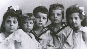 El autor y sus hermanos: Marie-Madelaine, Gabrielle, François, Antoine y Simone. Enciclopedia ilustrada. Lunwerg.