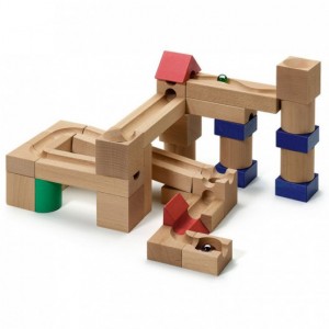 Juegos de bloques. Juguetes de construcción de madera para niños.