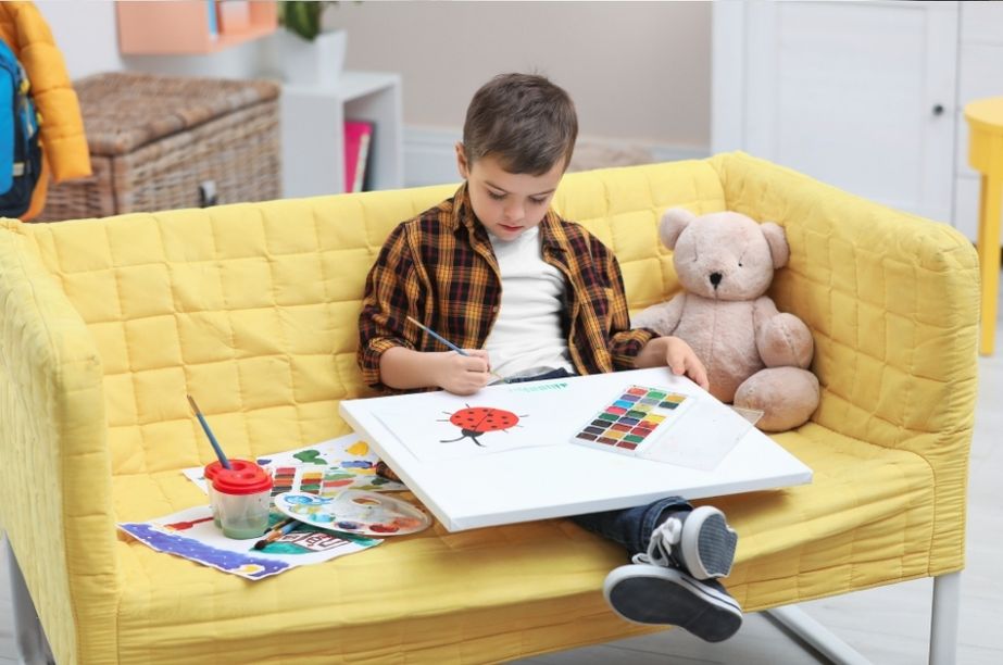 Niño pintando en casa, mostrando creatividad y formas propias de expresarse