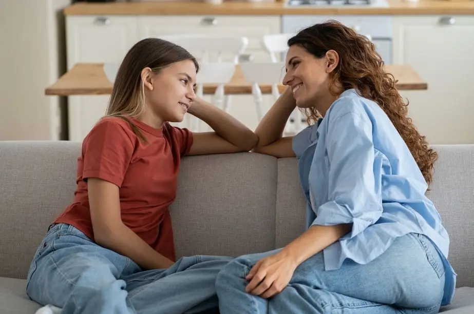 Madre y niña hablando de forma tranquila y respetuosa en una conversación emocional