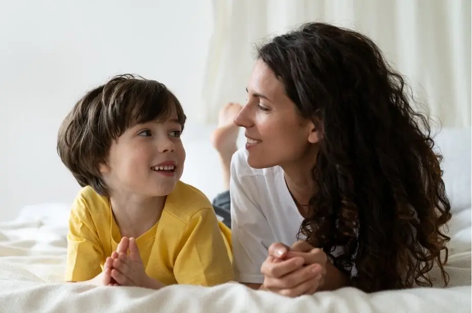 Madre y niño hablando de forma cercana y tranquila en un entorno familiar