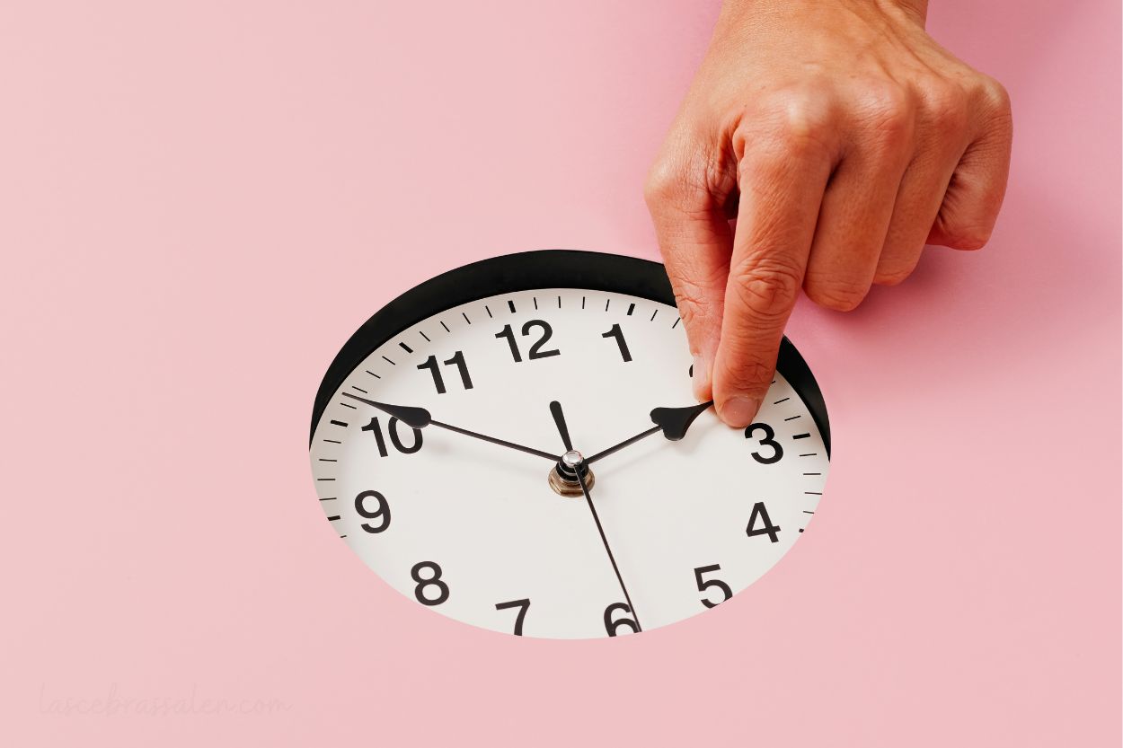 Persona ajustando el reloj mientras amanece — cómo adaptarse al cambio de hora
