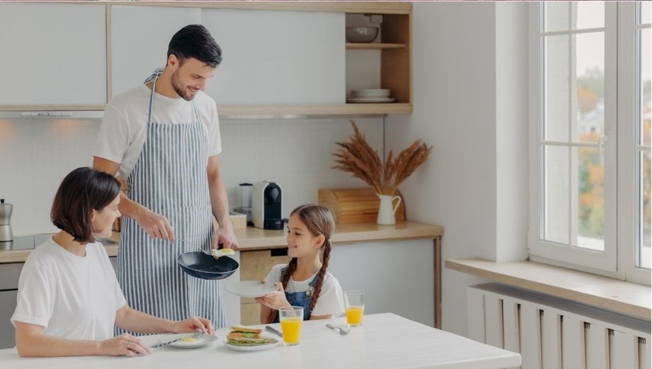 Familia preparando el desayuno tras el cambio horario