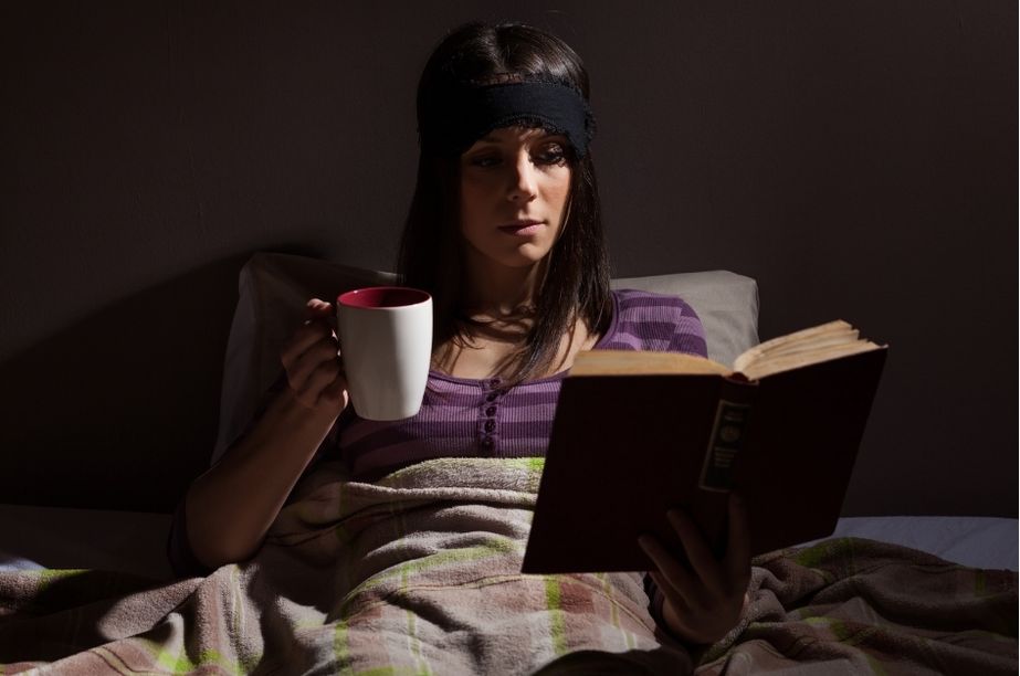 Persona relajándose antes de dormir durante el horario de invierno