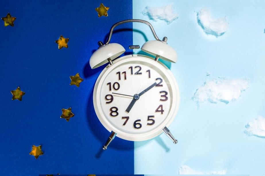 Reloj biológico y ritmo circadiano representados con ilustración
