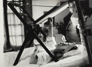 Frida Kahlo pinta en su cama en compañía del artista Miguel Covarrubias, 1940. Puede verse el caballete especial que usaba. Archivo fotográfico del Museo Frida Kahlo.