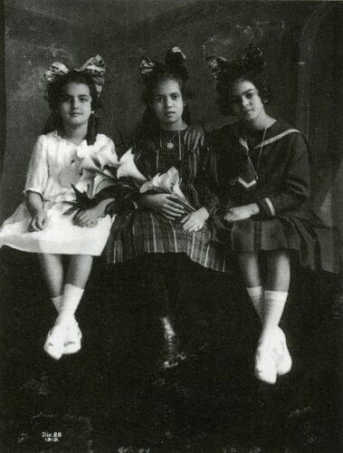 Frida (derecha), con su hermana Cristina (izquierda) y su mejor amiga | 1919.