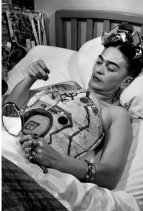 Una vez que el doctor le prohibió pintar para evitar esfuerzos, Frida pintó con yodo su propio yeso.