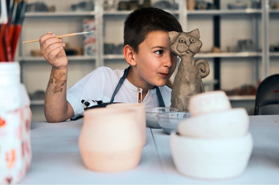 Niño realizando una actividad creativa de modelado como actividad extraescolar