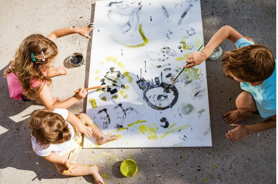 Niños participando en una actividad artística libre como ejemplo de actividades extraescolares creativas