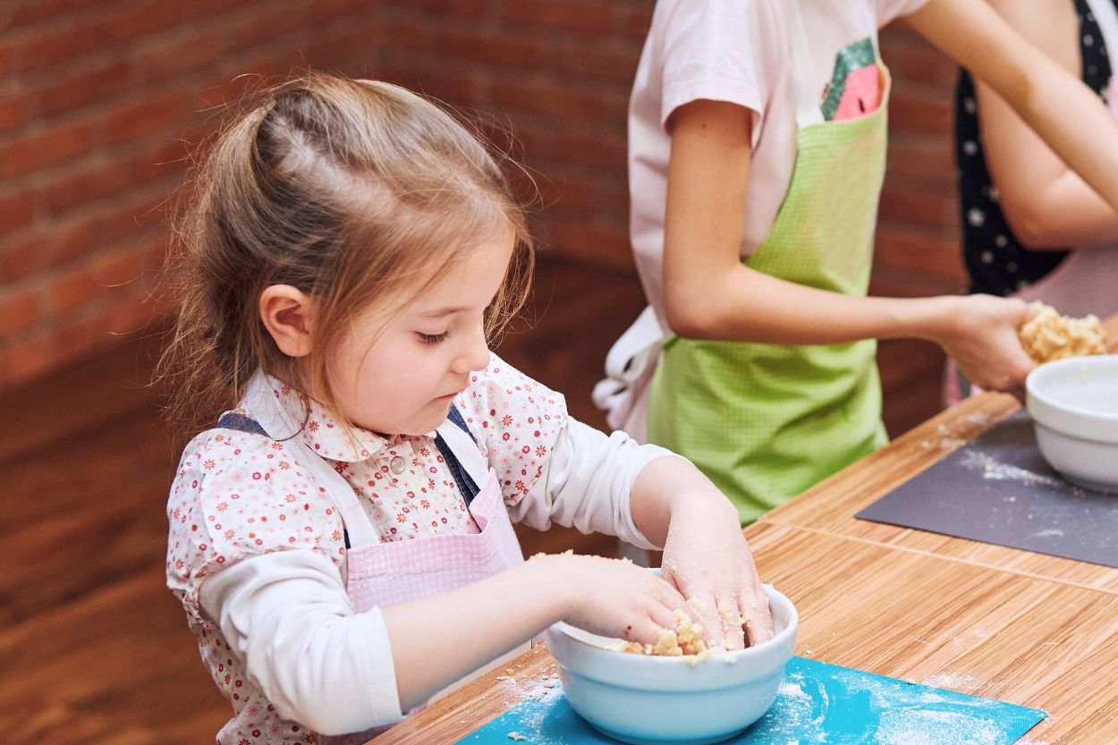 Niños participando en una actividad creativa como ejemplo de actividades extraescolares equilibradas