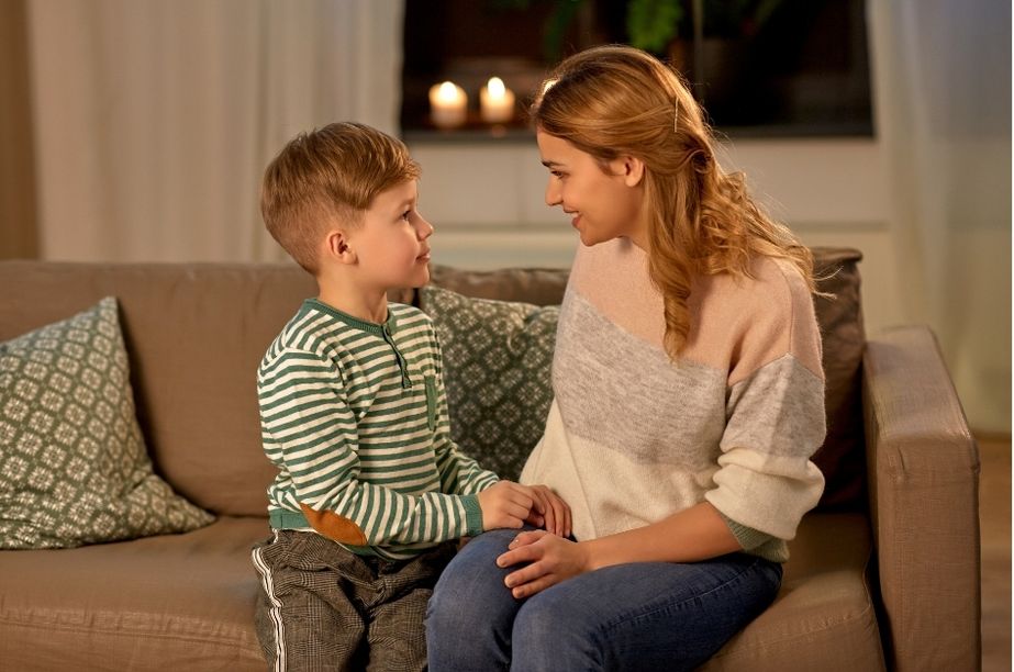 Madre hablando con su hijo para elegir actividades extraescolares adecuadas a sus intereses