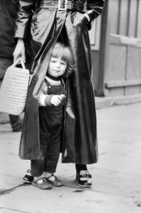 © CORBIS. La modelo JANE O'LEARY con su hija de dos años, SHANE, en HAMPSTEAD en 1969.