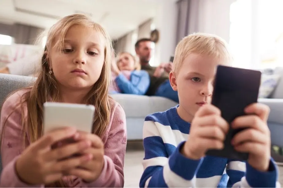 Familia distraída mirando pantallas en lugar de comunicarse entre sí