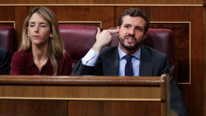 El presidente del PP, Pablo Casado, le hace un gesto a la bancada socialista durante la intervención de la portavoz de EH Bildu en el Congreso de los Diputados.
