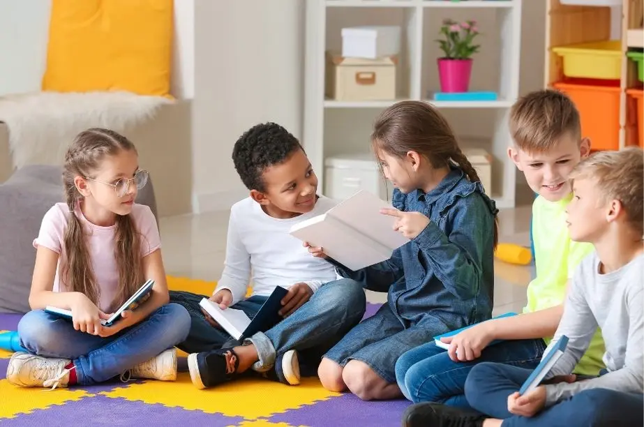 Niños leyendo juntos en una actividad de comprensión lectora