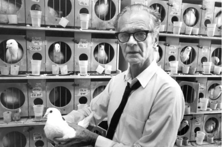 Burrhus Frederic Skinner, psicólogo que estudió la conducta supersticiosa en palomas