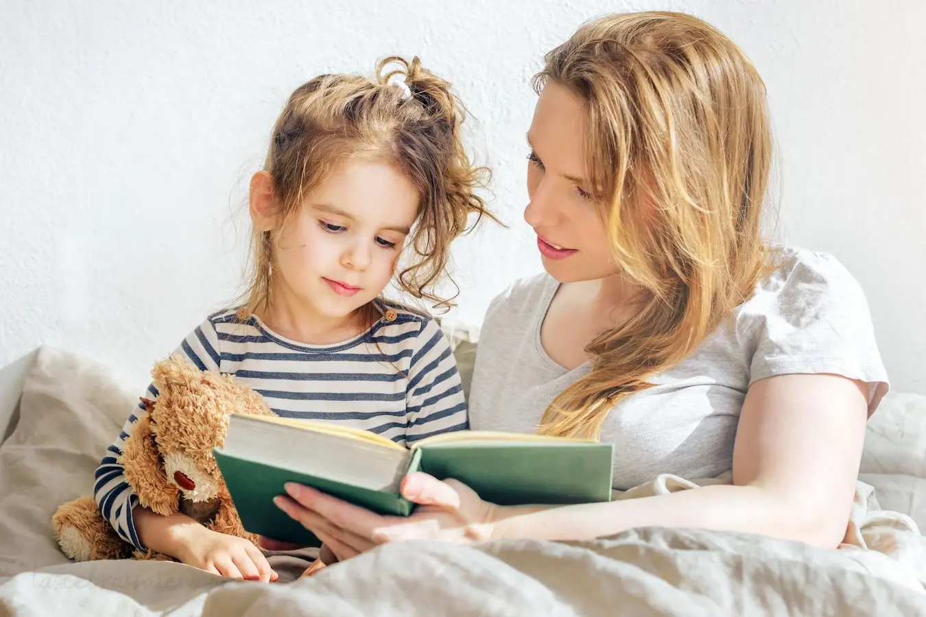 Madre y niña leyendo juntas para mejorar la comprensión lectora