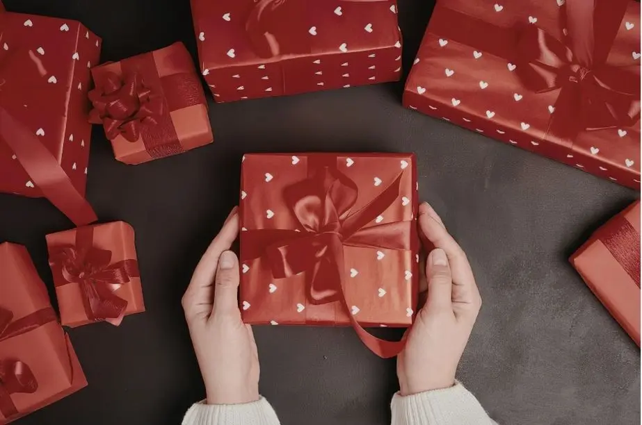 Persona eligiendo un regalo entre varios paquetes
