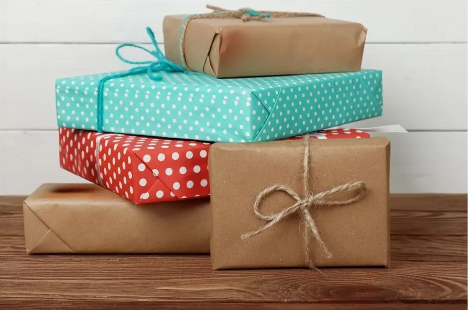 Varios regalos envueltos para un amigo invisible
