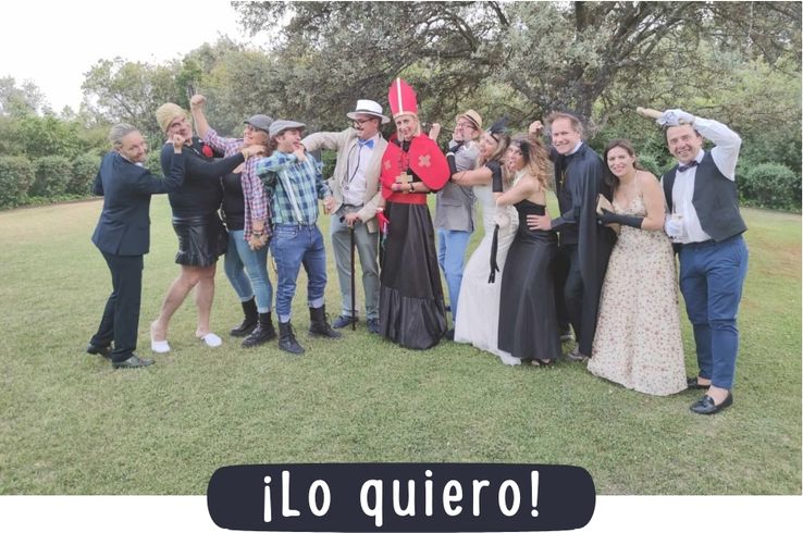 Familia jugando un cluedo en vivo en casa, actividad lúdica y educativa