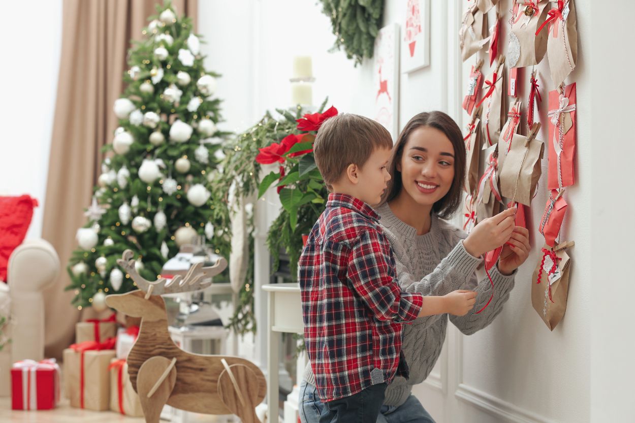 madre e hijo creando un calendario de Adviento casero para niños con luces navideñas