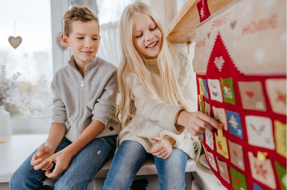 niños decorando calendario de Adviento casero