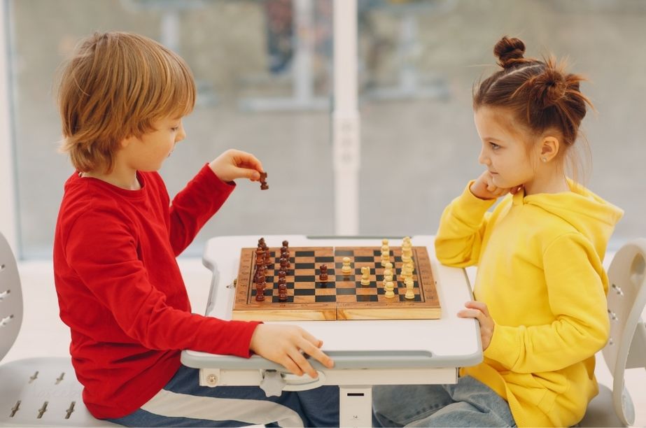 Niños jugando al ajedrez desarrollando funciones ejecutivas