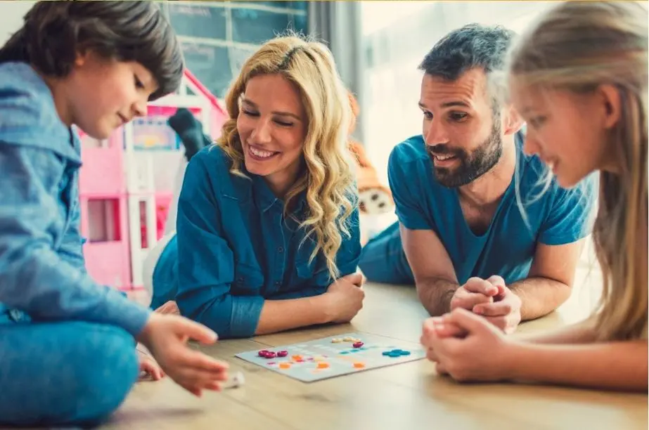 familia jugando a un juego de mesa desarrollando habilidades en niños