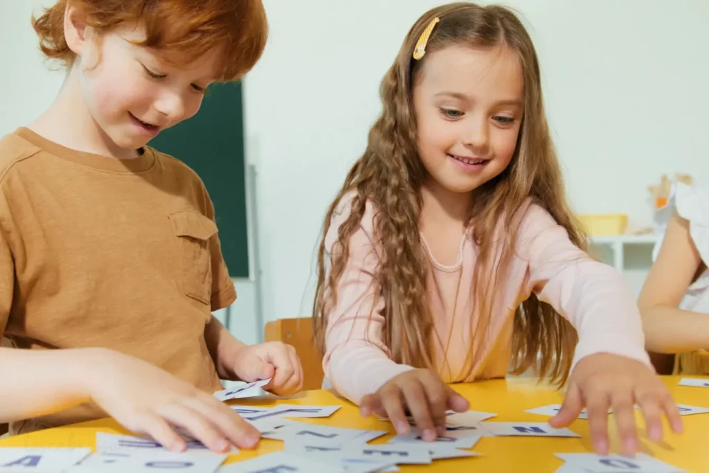 Niños jugando con cartas sobre una mesa