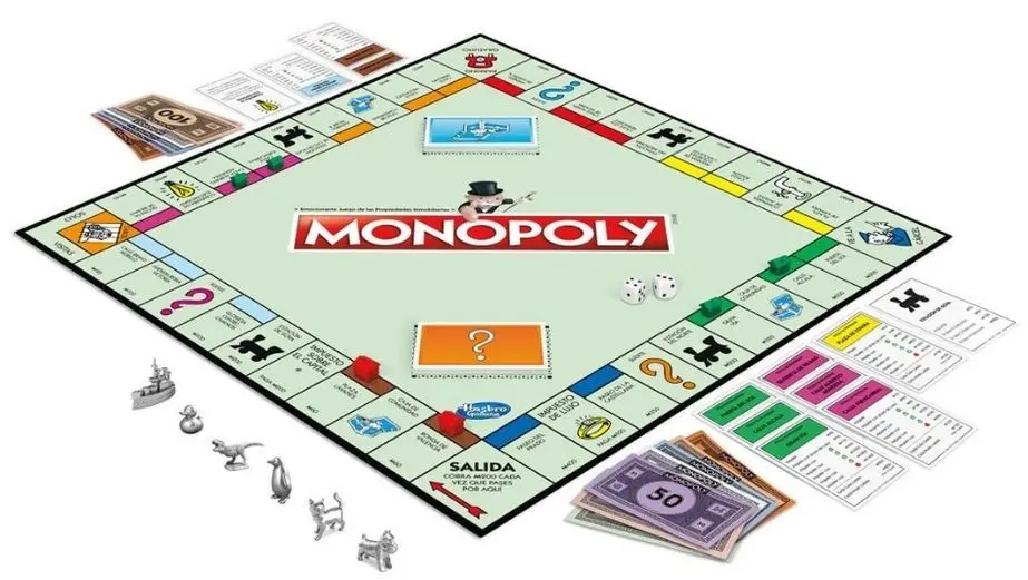 tablero del Monopoly con dinero, fichas y cartas preparado para jugar