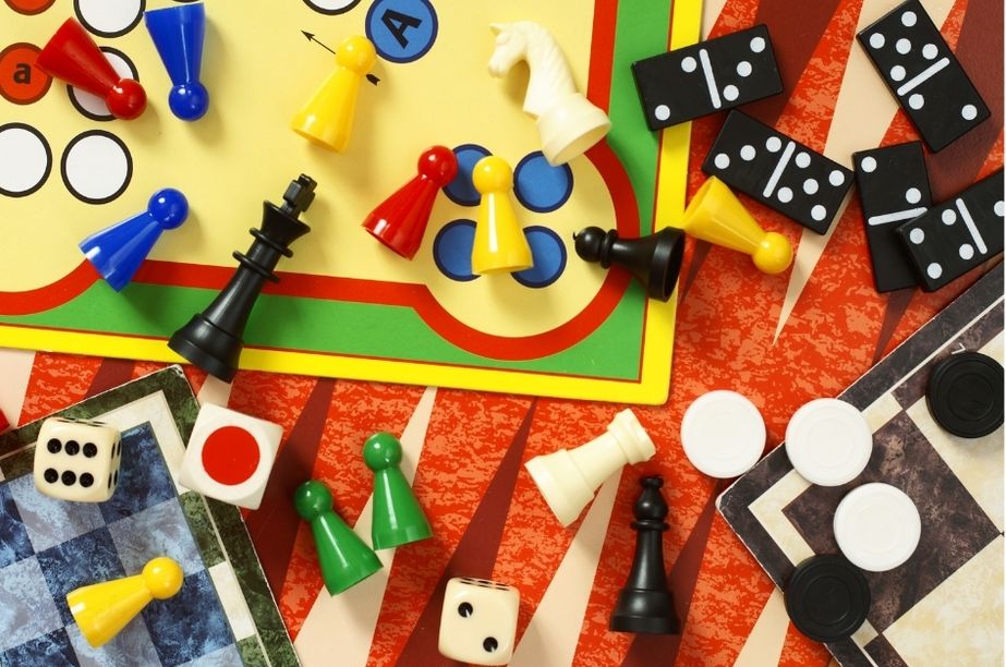 Diferentes tipos de juegos de mesa infantiles con fichas y dados