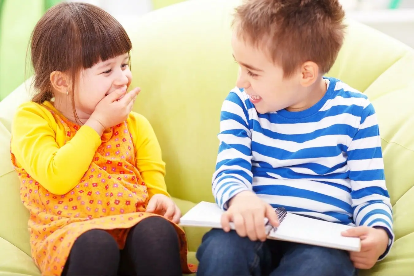 Dos niños practicando trabalenguas y divirtiéndose mientras mejoran el lenguaje.