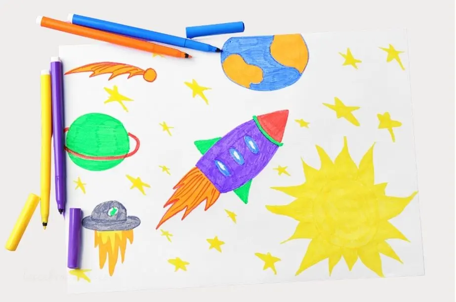 Dibujo infantil del espacio con planetas estrellas y un cohete