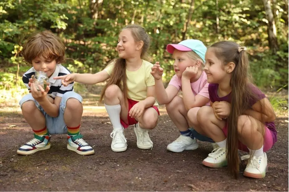 Niños explorando la naturaleza en un bosque