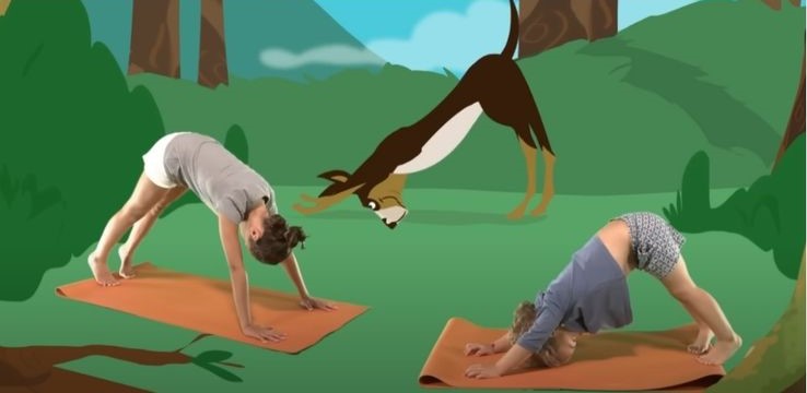 Niño haciendo postura del perro boca abajo sobre esterilla colorida
