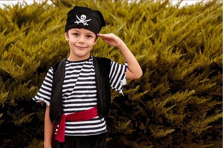 Disfraz infantil de pirata diseñado sin cordones largos ni piezas pequeñas