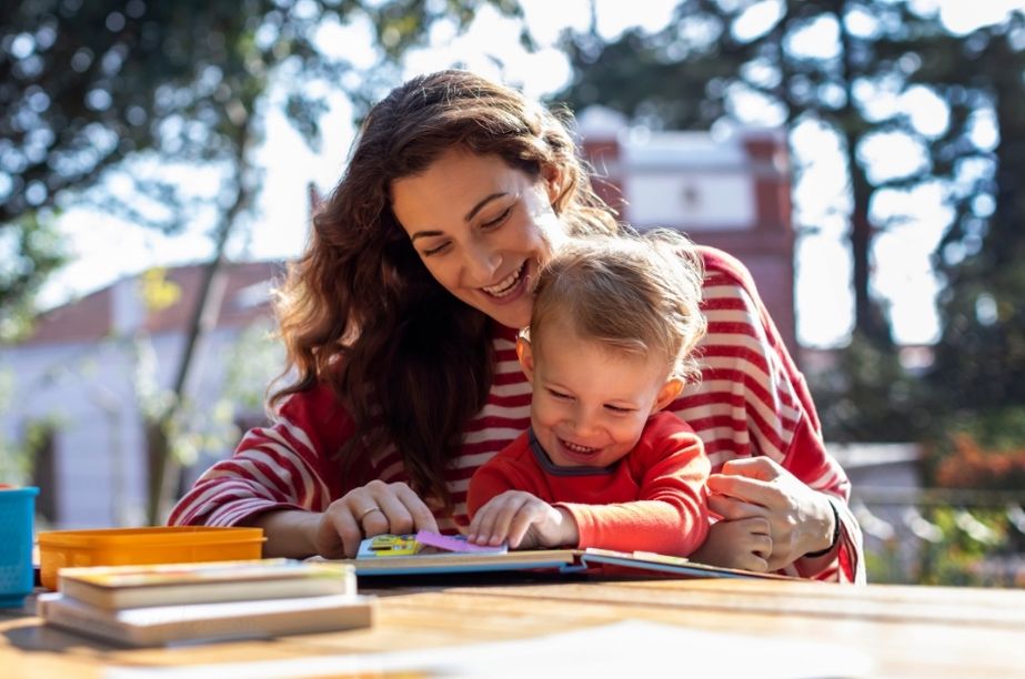 madre leyendo con niño pequeño libro interactivo infantil
