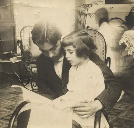 Federico García Lorca leyendo junto a su hermana Isabel en Granada hacia 1914