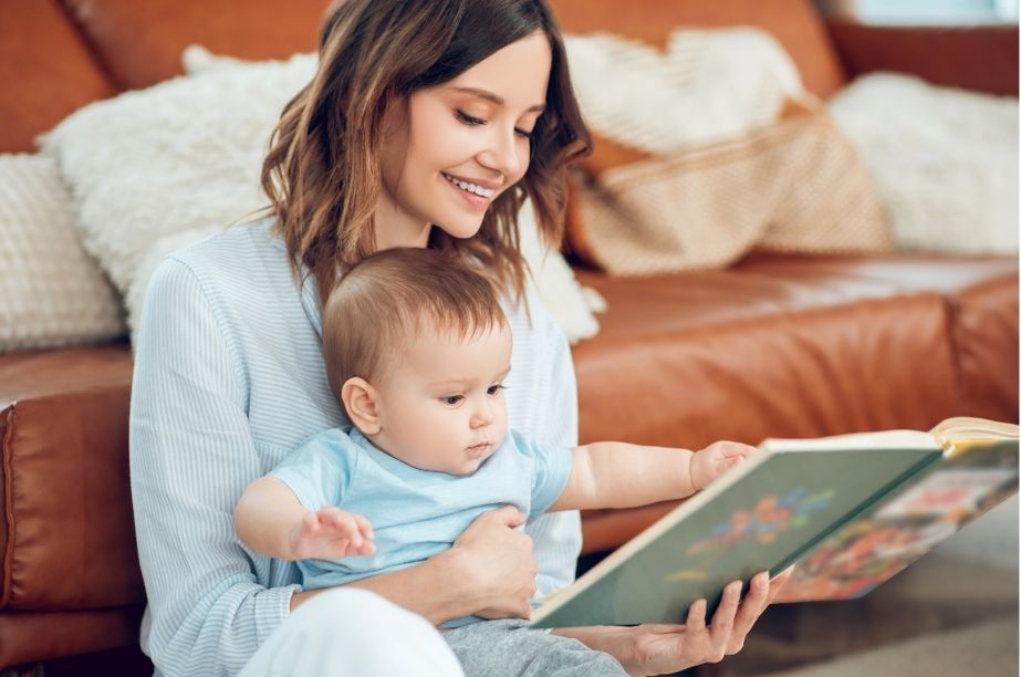 lectura compartida entre madre y bebé favoreciendo el vínculo y el lenguaje