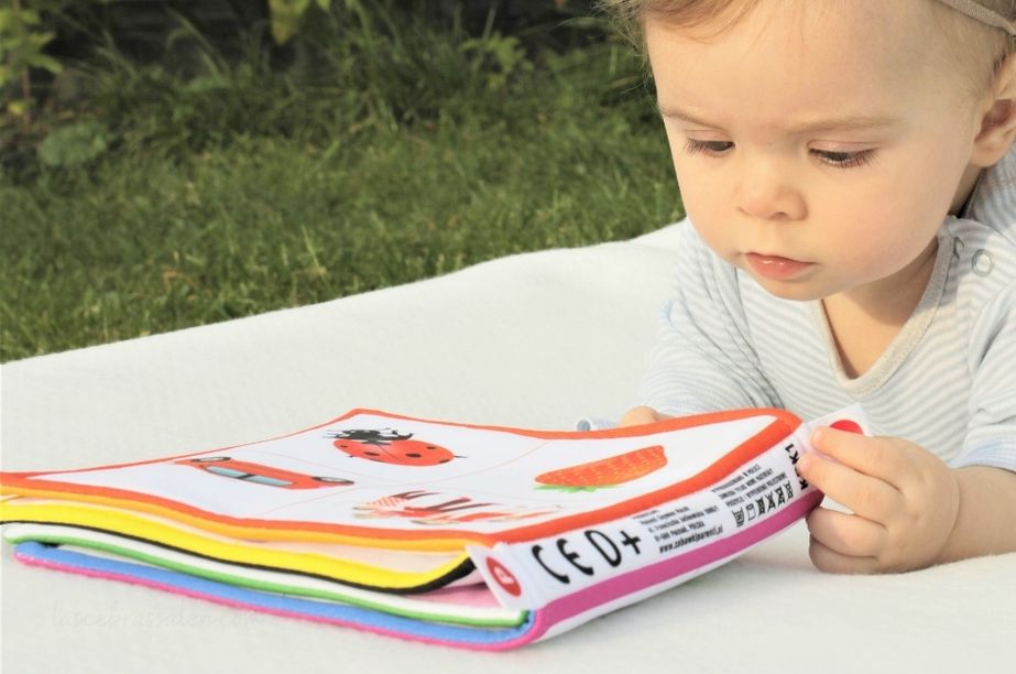 bebé explorando libro sensorial de tela