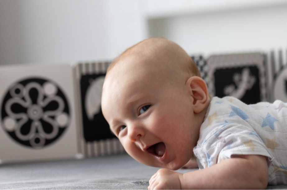 bebé mirando libro en blanco y negro de alto contraste para estimulación visual