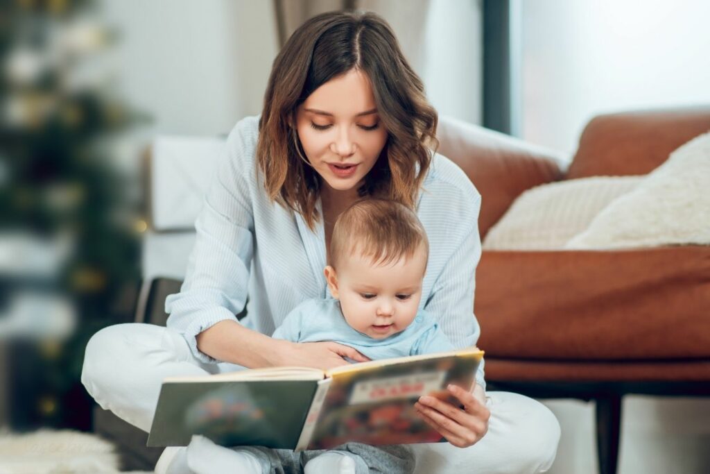 madre leyendo un libro a su bebé en casa lectura temprana
