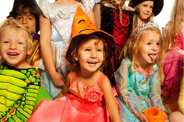Cómo elegir disfraces infantiles seguros | Grupo de niños con disfraces cómodos y seguros para carnaval escolar