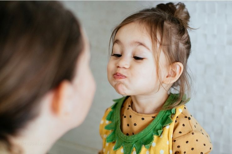 niña emitiendo zumbido suave