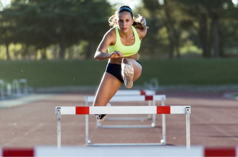 persona saltando un obstáculo como símbolo de resiliencia y superación