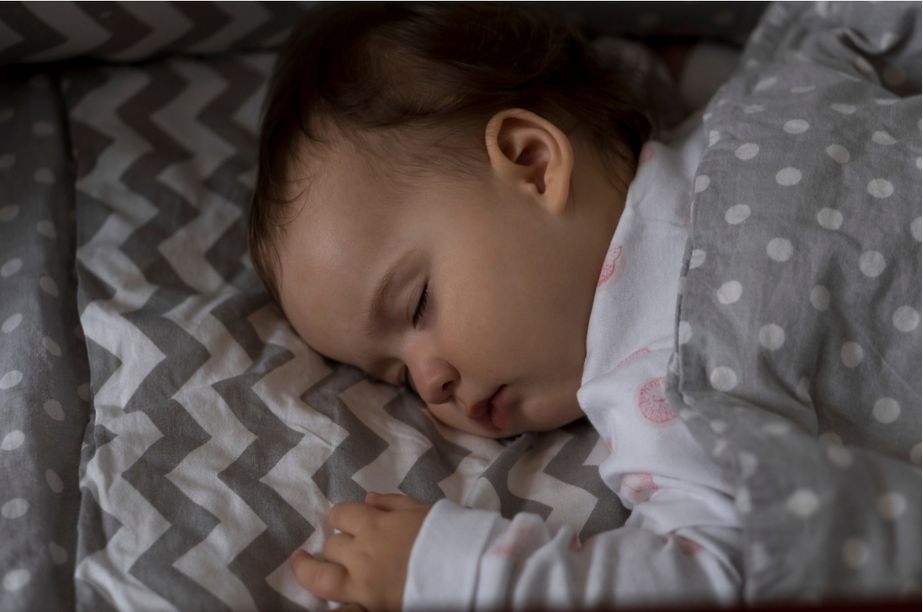 Bebé dormido en la cuna durante una salida familiar 